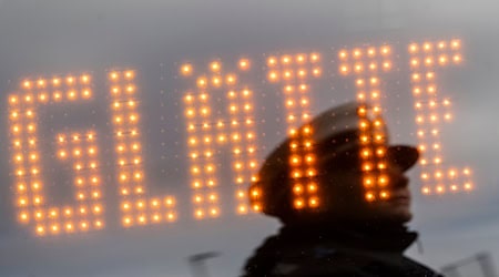 Aufgrund von Glatteis kam es in Bayern am Wochenende zu Unfällen. (Symbolbild) / Foto: Marijan Murat/dpa
