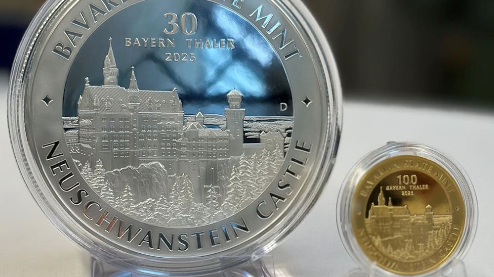 Am 2. Februar startet das Hauptmünzamt den Verkauf einer Neuauflage des Bayern Thalers mit anderem Neuschwanstein-Motiv. / Foto: -/StMFH/dpa