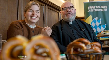 Zum Auftakt der Winterklausur der Landtagsgrünen freute sich Fraktionschefin Katharina Schulze über den Besuch von Kardinal Marx.  / Foto: Peter Kneffel/dpa