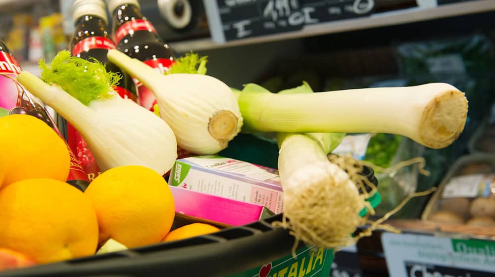 Biolebensmittel sollten nach dem Willen der Grünen von der Mehrwertsteuer befreit werden. Das würde dafür sorgen, dass sich mehr Menschen das gesunde Essen leisten könnten. Auch die Landwirte in Bayern würden davon profitieren. (Illustration) / Foto: Inga Kjer/dpa