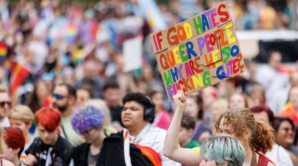 Die Grünen fordern endlich einen queeren Aktionsplan für Bayern. (Archivbild) / Foto: Daniel Karmann/dpa