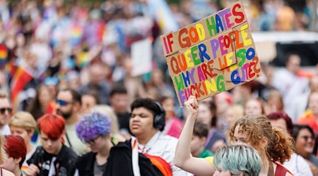 Die Grünen fordern endlich einen queeren Aktionsplan für Bayern. (Archivbild) / Foto: Daniel Karmann/dpa
