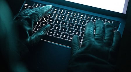 Die Zentralstelle Cybercrime in Bamberg hat Anklage gegen einen 34-Jährigen erhoben. (Symbolbild) / Foto: Philip Dulian/dpa