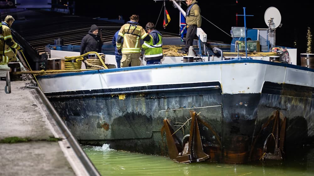 Ein mit Asphalt beladenes Frachtschiff ist auf dem Main-Donau-Kanal havariert und muss deshalb die Nacht im Fürther Hafen verbringen. / Foto: David Oßwald/News5/dpa