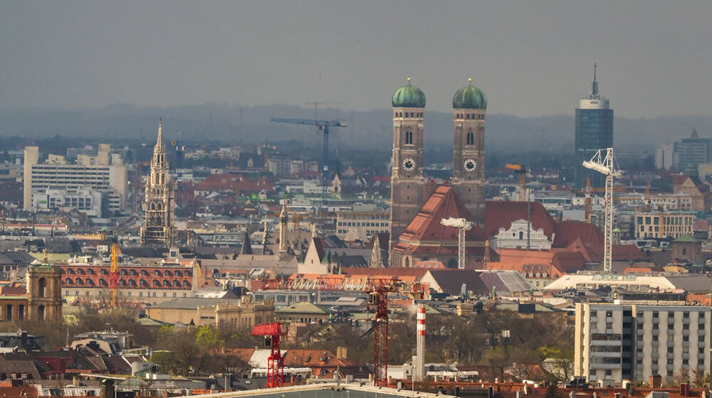 Soll künftig zwei weitere markante Erhebungen beinhalten: die Münchner Skyline. (Archivbild) / Foto: Peter Kneffel/dpa