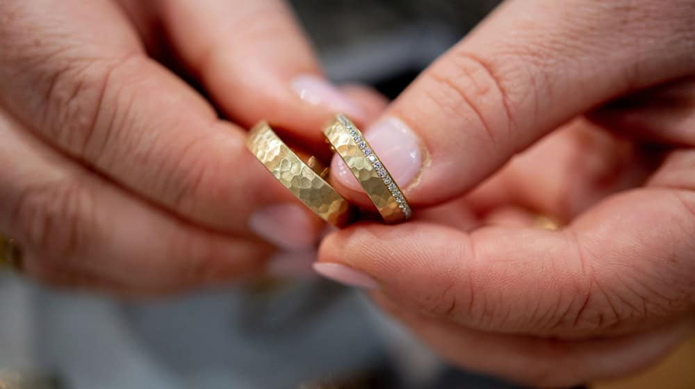 Fast wäre eine Hochzeit in Unterfranken gescheitert, weil der Standesbeamte im Schnee feststeckte. Doch es kam Hilfe. (Symbolbild) / Foto: Hauke-Christian Dittrich/dpa