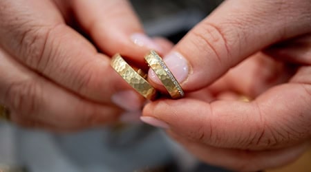 Fast wäre eine Hochzeit in Unterfranken gescheitert, weil der Standesbeamte im Schnee feststeckte. Doch es kam Hilfe. (Symbolbild) / Foto: Hauke-Christian Dittrich/dpa