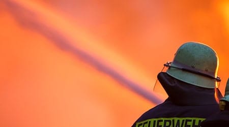 Ein Hallenbrand in Teisendorf sorgt für einen Schaden im mittleren sechsstelligen Bereich. (Symbolbild) / Foto: Christoph Reichwein/dpa