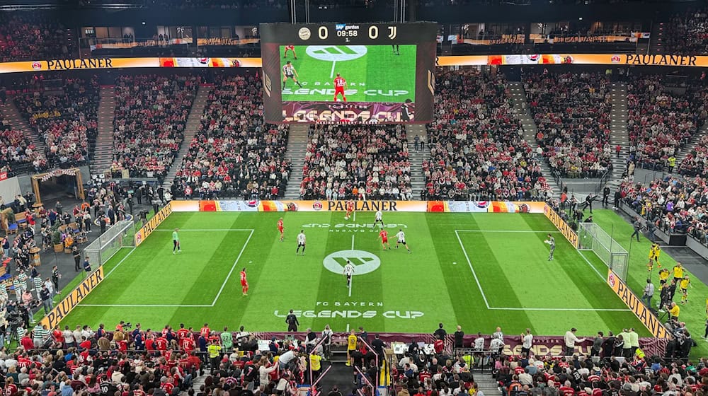 Budenzauber mit Fußball-Legenden wie Arjen Robben und Franck Ribéry (rote Trikots) in München.  / Foto: Klaus Bergmann/dpa