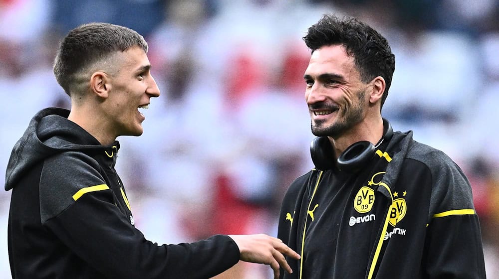 Nico Schlotterbeck (l) und Mats Hummels waren Abwehrkollegen bei Borussia Dortmund. (Archivbild) / Foto: Tom Weller/dpa