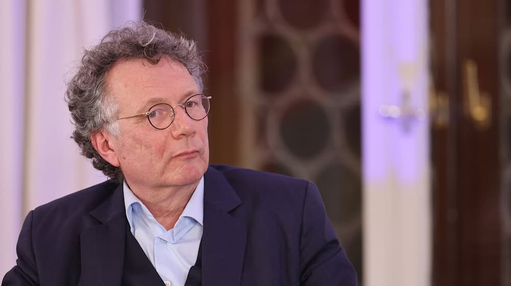 Der Schriftsteller Ingo Schulze kommt 2026 als Poetikprofessor nach Bamberg – im Gepäck hat der 1962 Geborene auch sein neuestes Werk. (Archivbild) / Foto: Jan Woitas/dpa