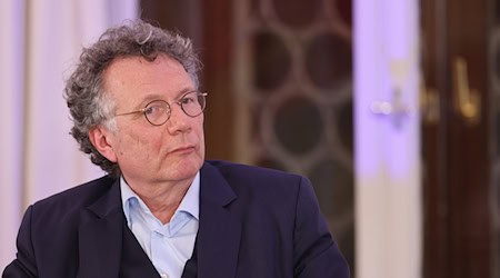 Der Schriftsteller Ingo Schulze kommt 2026 als Poetikprofessor nach Bamberg – im Gepäck hat der 1962 Geborene auch sein neuestes Werk. (Archivbild) / Foto: Jan Woitas/dpa