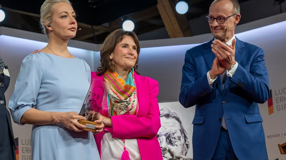 Vor zwei Jahren erhielt Julia Nawalnaja in Bayern ebenfalls einen preis: Auf dem Ludwig-Erhard-Gipfel am Tegernsee wurde ihr von Friedrich Merz der Freiheitspreis der Medien überreicht. (Archivbild) / Foto: Peter Kneffel/dpa