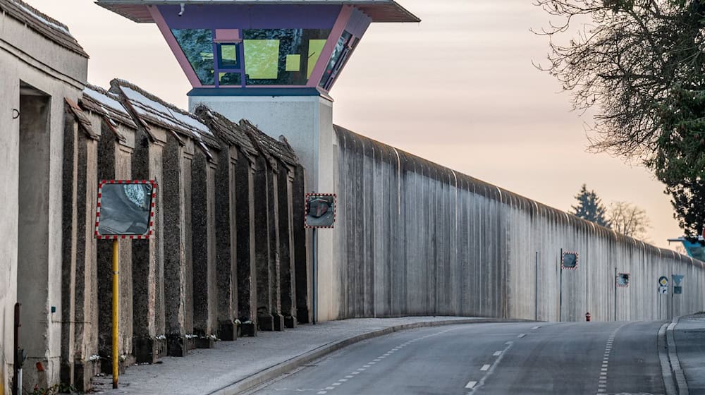 Immer häufiger melden Gefängnisse Drohnen, die über das Anstaltsgelände fliegen. (Symbolbild) / Foto: Armin Weigel/dpa