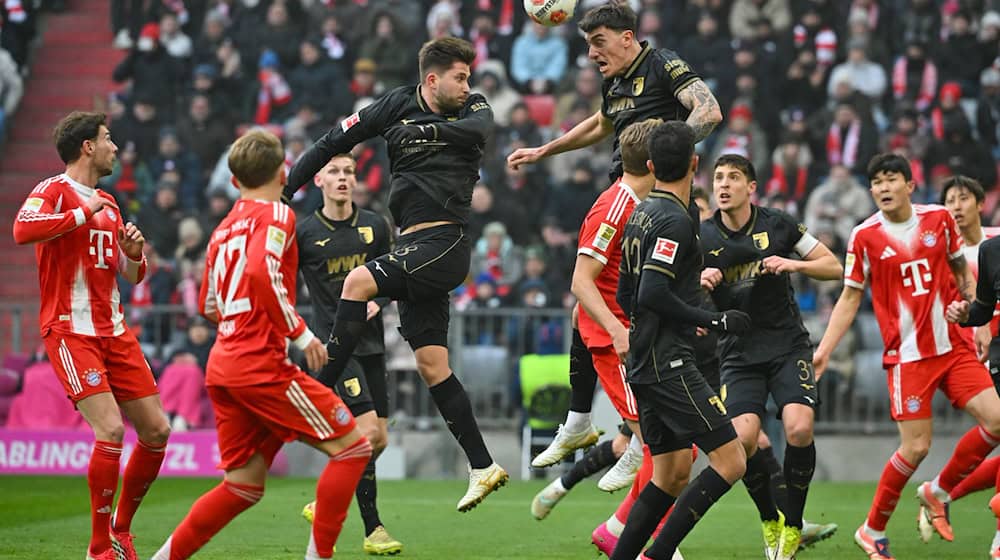 Mit viel Leidenschaft trat der FC Augsburg in München auf. / Foto: Peter Kneffel/dpa