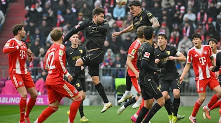 Mit viel Leidenschaft trat der FC Augsburg in München auf. / Foto: Peter Kneffel/dpa
