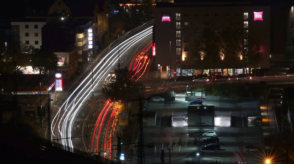 Weil viele Straßen glatt sind, fahren in Würzburg zunächst keine Busse. (Archivbild) / Foto: Karl-Josef Hildenbrand/dpa