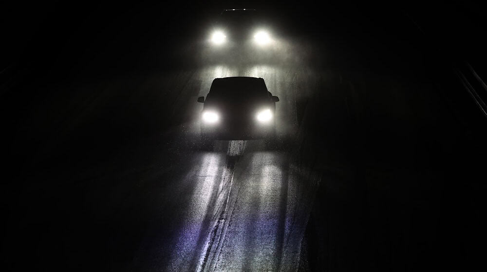 Autos am Donnerstagabend auf der Autobahn A96 in Schwaben. / Foto: Karl-Josef Hildenbrand/dpa