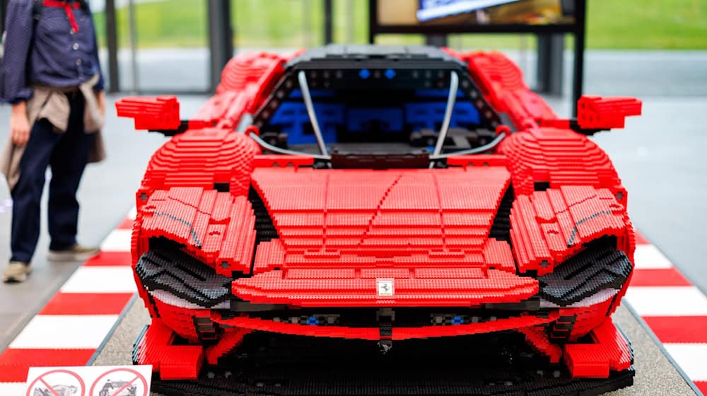 Erwachsene können sich Spielzeuge leisten, von denen sie als Kind nur träumen konnten. (Archivbild) / Foto: Daniel Karmann/dpa