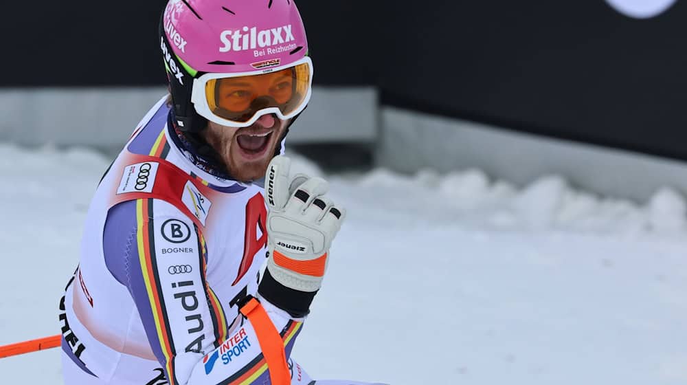 Linus Straßer jubelt über Platz drei im Slalom von Kitzbühel. / Foto: Marco Trovati/AP/dpa