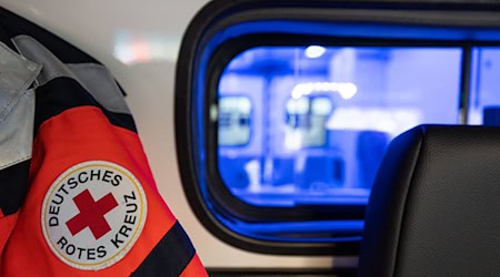 Sanitäter bringen den verletzten Arbeiter in ein Krankenhaus. (Symbolbild) / Foto: Hannes P Albert/dpa