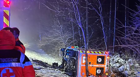 Ein Patient befand sich zum Unfallzeitpunkt nicht im Rettungswagen. (Handout) / Foto: Bayerisches Rotes Kreuz/dpa