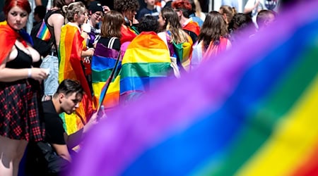 Queeres Leben gehört schon lange fest zu Bayern - die Staatsregierung braucht bei der Umsetzung des Aktionsplans aber viel Zeit. In diesem Jahr soll es nun soweit sein. Wann genau, ist aber offen. (Illustration) / Foto: Sven Hoppe/dpa