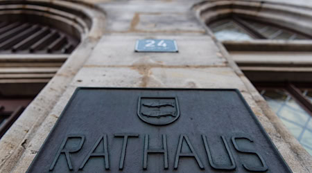 Die bayerischen Kommunen wünschen sich vom Innenministerium Leitlinien, wie sie die neuen Verbotsmöglichkeiten bei Antisemitismus-Verdacht umsetzen sollen. / Foto: Nicolas Armer/dpa