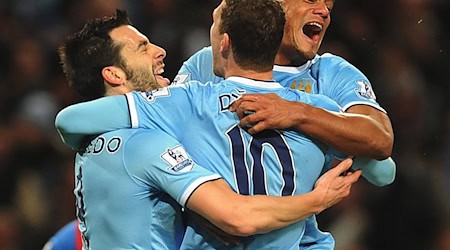 Waren Teamkollegen bei Manchester City: Bayern-Coach Kompany (r) und der Neu-Schalker Dzeko (M). (Archivbild) / Foto: picture alliance / dpa