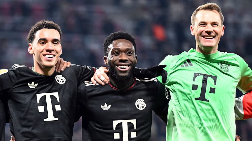 Musiala (l) und Davies (r) wollen demnächst wieder als Startelf-Spieler jubeln. (Archivbild) / Foto: David Hammersen/dpa