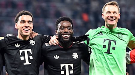 Musiala (l) und Davies (r) wollen demnächst wieder als Startelf-Spieler jubeln. (Archivbild) / Foto: David Hammersen/dpa