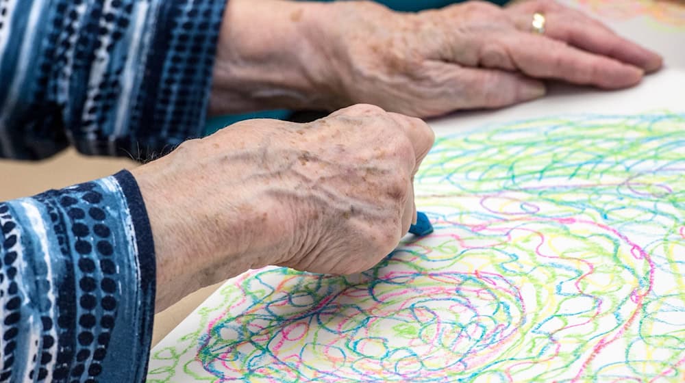 Die Gesellschaft wird älter, mehr Menschen bekommen die Diagnose Demenz. Das wirkt sich einem Bericht der Barmer nach auch auf Krankenhäuser aus. (Symbolbild) / Foto: Alexander Heinl/dpa