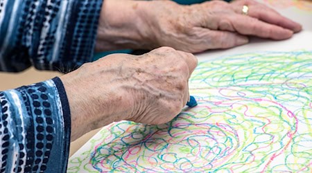 Die Gesellschaft wird älter, mehr Menschen bekommen die Diagnose Demenz. Das wirkt sich einem Bericht der Barmer nach auch auf Krankenhäuser aus. (Symbolbild) / Foto: Alexander Heinl/dpa