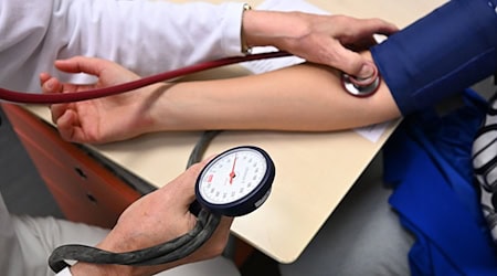 Oft stehen Ärzte, Apotheker oder Pflegedienste im Visier der Generalstaatsanwaltschaft. (Symbolbild) / Foto: Bernd Weißbrod/dpa