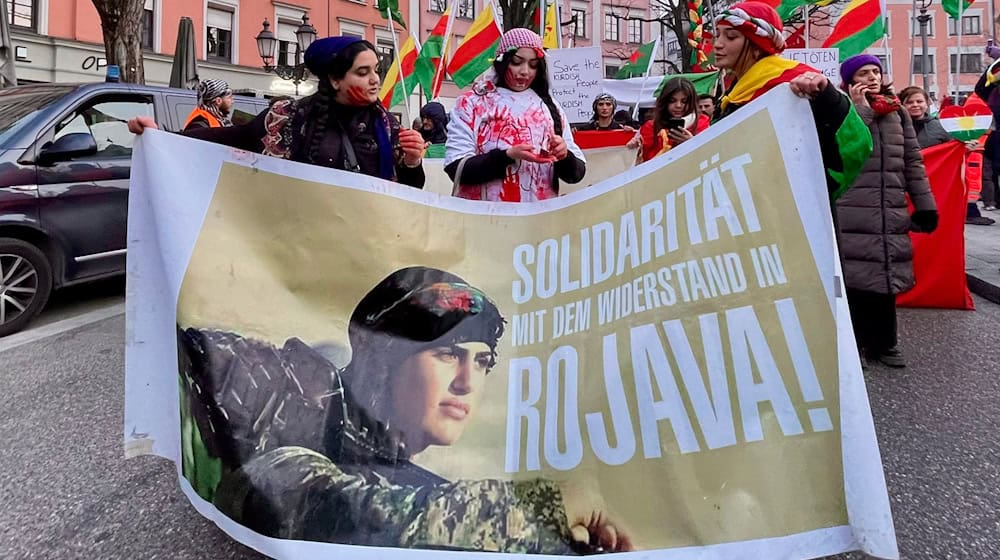 In München versammelten sich mehrere hundert Menschen zu einer Solidaritätskundgebung für die kurdische Selbstverwaltung in Nordsyrien. / Foto: Carsten Hoefer/dpa