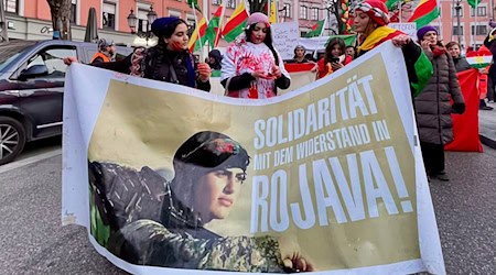 In München versammelten sich mehrere hundert Menschen zu einer Solidaritätskundgebung für die kurdische Selbstverwaltung in Nordsyrien. / Foto: Carsten Hoefer/dpa