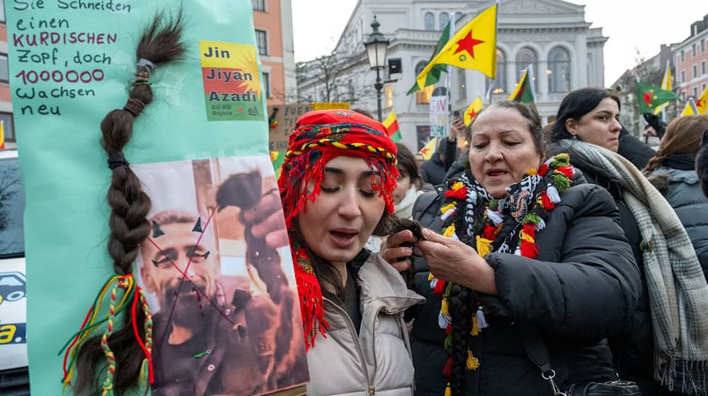 Mehrere tausend Menschen demonstrieren in Nürnberg und München gegen das Vorrücken syrischer Truppen in Nordsyrien. / Foto: Stefan Puchner/dpa