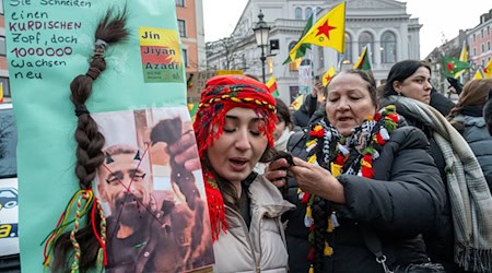 Mehrere tausend Menschen demonstrieren in Nürnberg und München gegen das Vorrücken syrischer Truppen in Nordsyrien. / Foto: Stefan Puchner/dpa