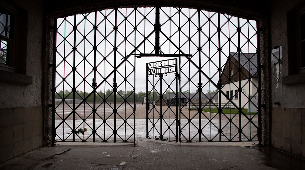 An den Orten des Grauens während des Nationalsozialismus wie hier in Dachau wurden Gedenkstätten errichtet. (Archivbild)  / Foto: Sven Hoppe/dpa