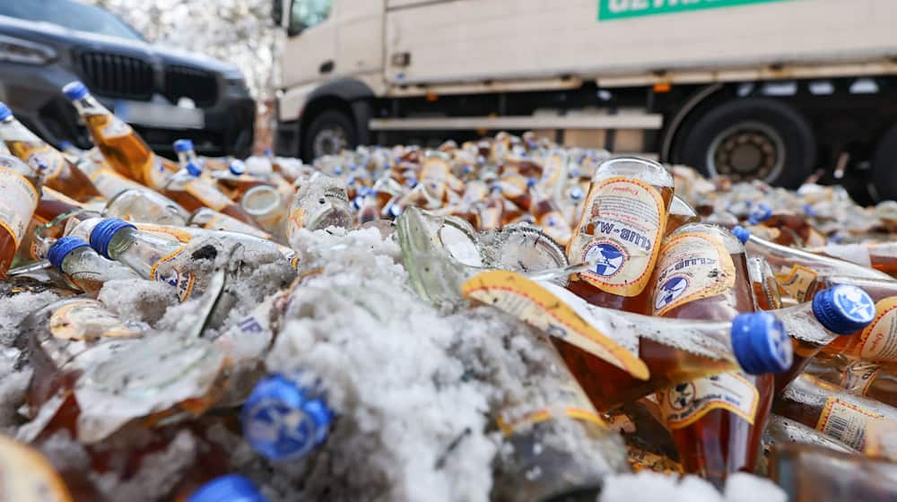 Die Bundesstraße 470 war nach dem Unfall für die Bergung der Ladung gesperrt. / Foto: Daniel Löb/dpa