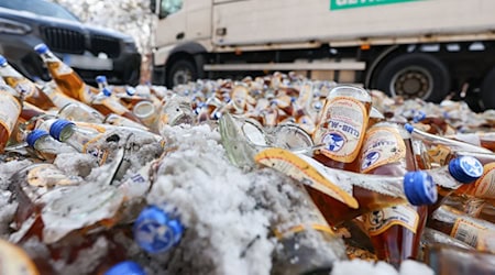 Die Bundesstraße 470 war nach dem Unfall für die Bergung der Ladung gesperrt. / Foto: Daniel Löb/dpa