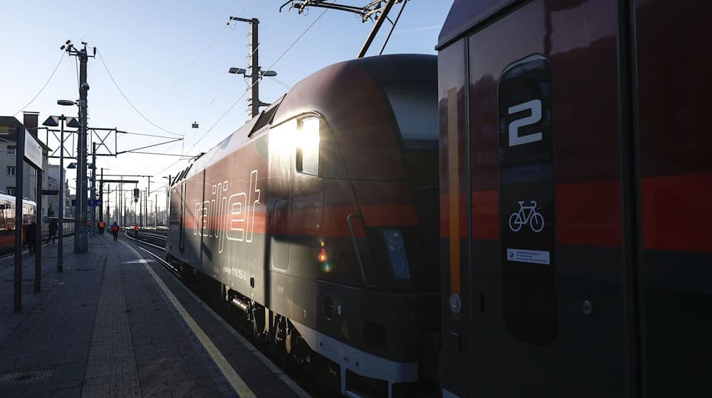 Der Railjet wurde so stark beschädigt, dass er nicht mehr weiterfahren konnte. (Symbolbild) / Foto: Erwin Scheriau/APA/dpa