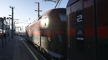 Der Railjet wurde so stark beschädigt, dass er nicht mehr weiterfahren konnte. (Symbolbild) / Foto: Erwin Scheriau/APA/dpa