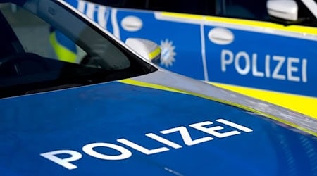 Mehrere Streifen rückten nach einem Schuss aus einer vermeintlich echten Waffe in den Augsburger Stadtteil Oberhausen aus. (Symbolbild) / Foto: Sven Hoppe/dpa