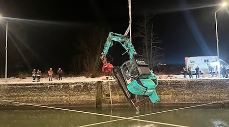 Der Bagger war in die Donau gerutscht und musste wieder herausgezogen werden. (Handout) / Foto: -/Verkehrspolizeiinspektion Passau/dpa