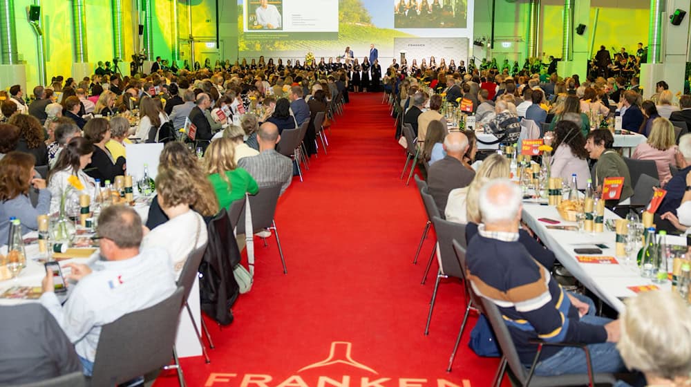 Erstmals kämpft ein Mann um die Weinkrone. (Archivbild) / Foto: Julien Becker/dpa