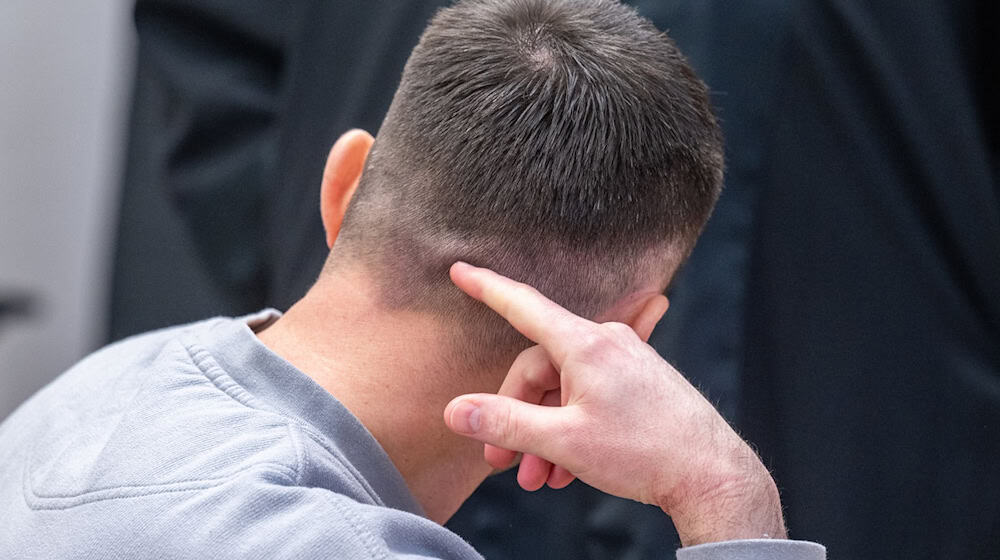 Die Attacke mit dem Maßkrug räumt der Angeklagte ein, er machte aber Erinnerungslücken geltend. / Foto: Armin Weigel/dpa