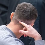 Die Attacke mit dem Maßkrug räumt der Angeklagte ein, er machte aber Erinnerungslücken geltend. / Foto: Armin Weigel/dpa