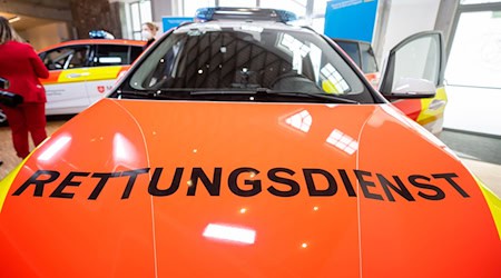 Wenn nicht gleich ein Rettungswagen nötig ist, kommt in Bayern jetzt immer öfter ein Rettungseinsatzfahrzeug. (Archivbild) / Foto: Nicolas Armer/dpa