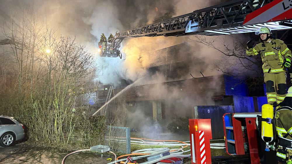 Wegen des Brandes wurden dutzende Bewohner in einer gegenüberliegenden Halle untergebracht.  / Foto: Kevin Weddig/News5/dpa